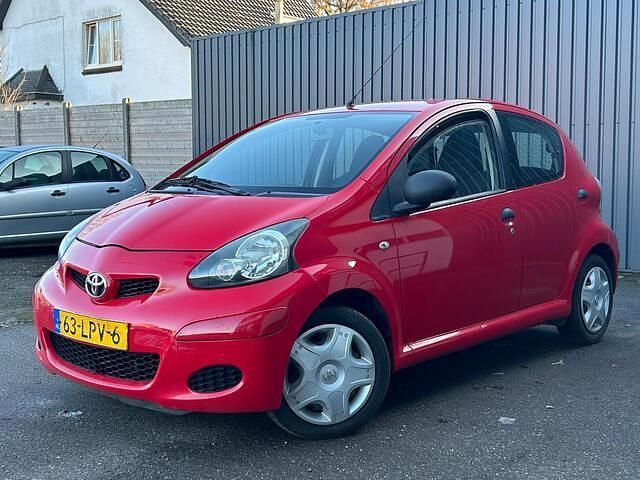 Rood Gebruikt 2010 Toyota Aygo Hatchback | € 2.750 (Eerlijke prijs) - Afbeelding 1/4