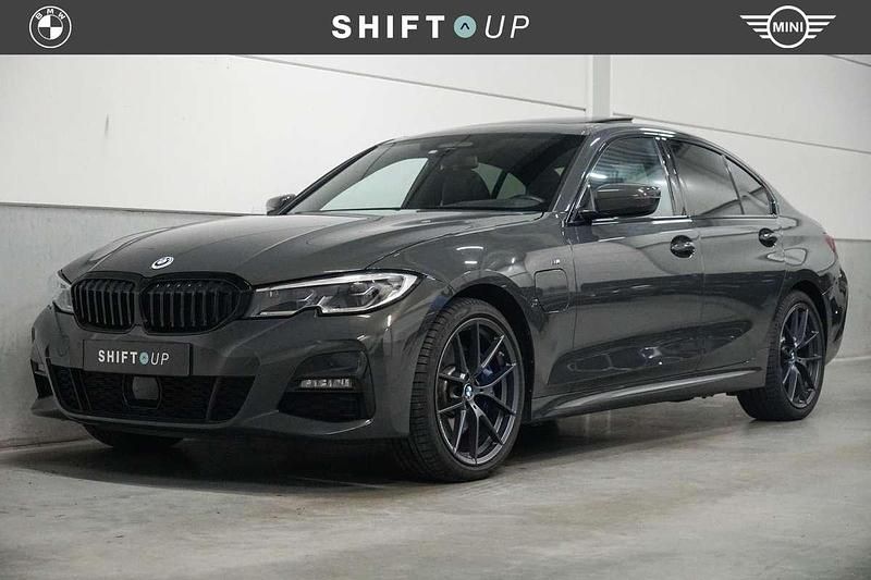 Grijs Gebruikt 2020 BMW 330e M Sport Sedan | € 37.940 (Duur) - Afbeelding 1/3