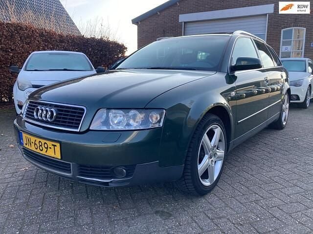 Groen (metallic) Occasion 2002 Audi A4 Stationwagen | € 1.749 (Eerlijke prijs) - Afbeelding 1/4