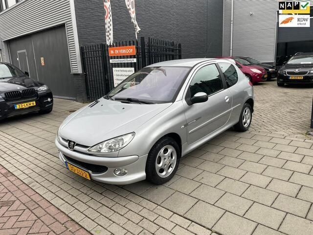 Grijs Gebruikt 2006 Peugeot 206 Quiksilver Hatchback | € 1.499 (Eerlijke prijs) - Afbeelding 1/4