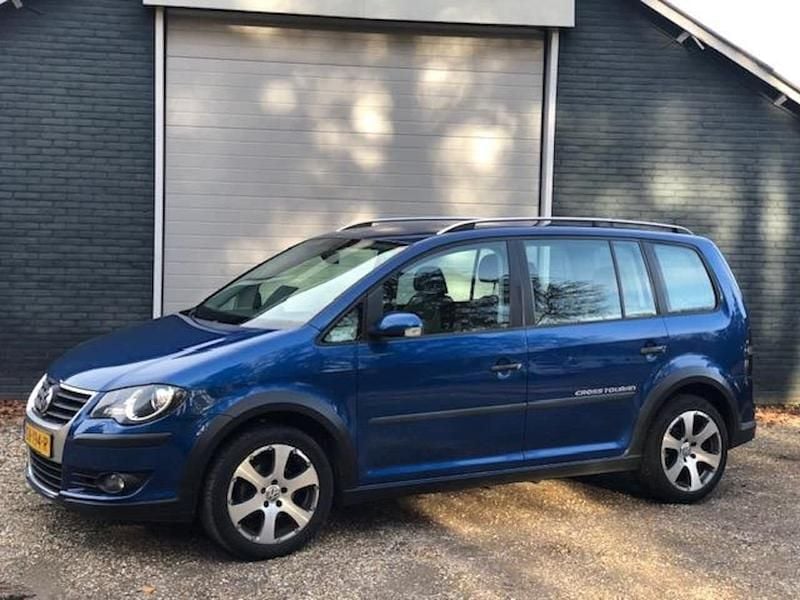 Blauw (metallic) Occasion 2009 VW Touran Cross MPV | € 4.950 (Eerlijke prijs) - Afbeelding 1/4