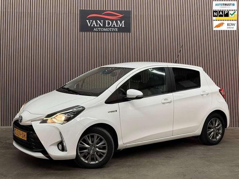 Wit Gebruikt 2019 Toyota Yaris Hybrid Hatchback | € 13.900 (Goede deal) - Afbeelding 1/4