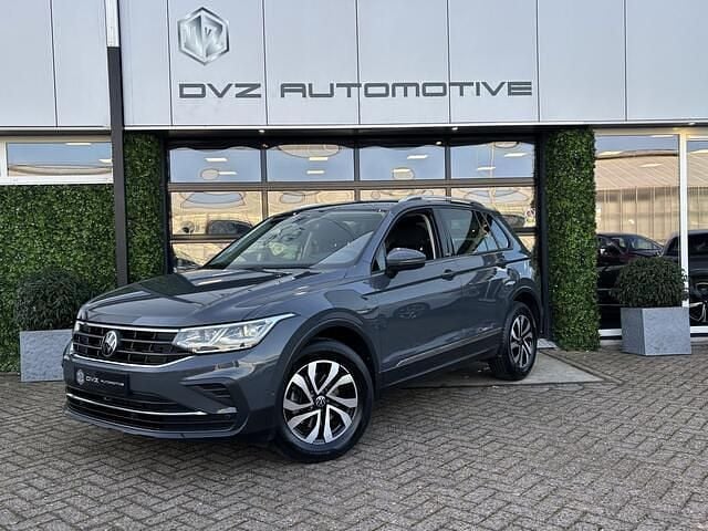 Grijs Occasion 2021 VW Tiguan Active SUV | € 30.950 (Goede deal) - Afbeelding 1/3
