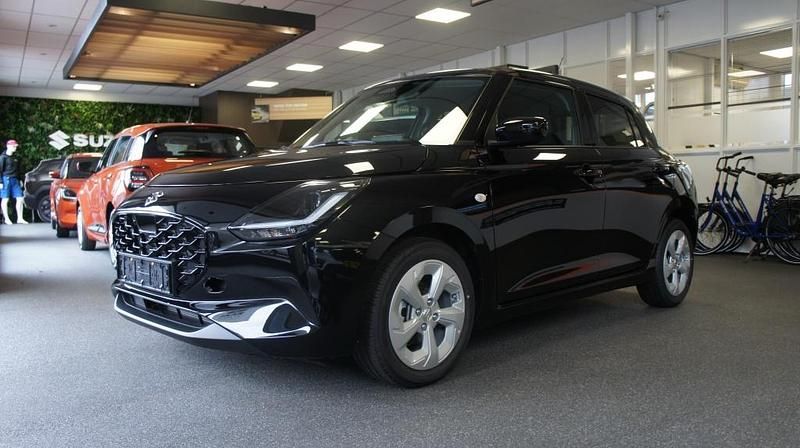 Zwart Nieuw 2025 Suzuki Swift Hatchback | € 22.698 (Eerlijke prijs) - Afbeelding 1/4