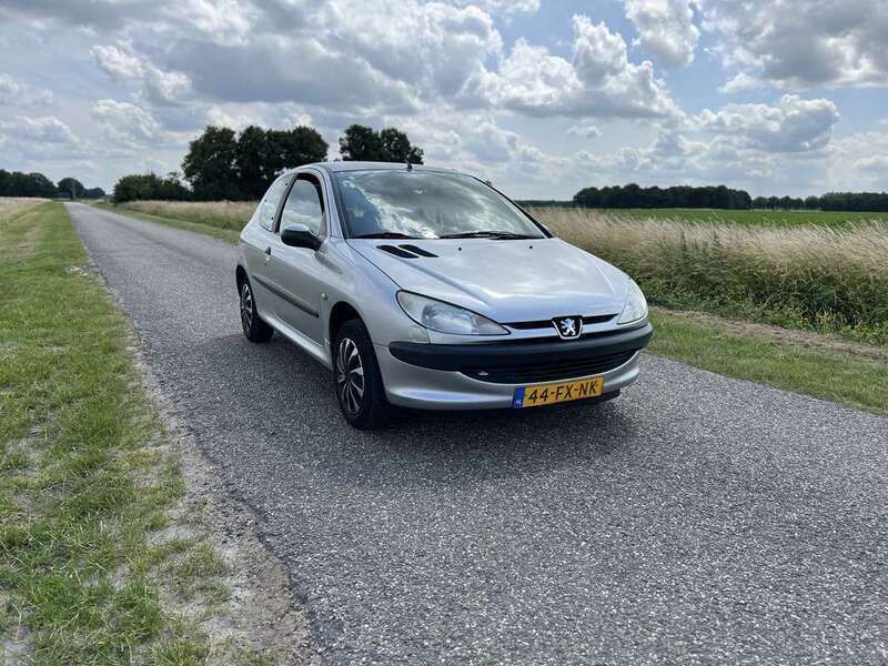 Grijs Gebruikt 2000 Peugeot 206 Hatchback | € 1.000 (Eerlijke prijs) - Afbeelding 1/4