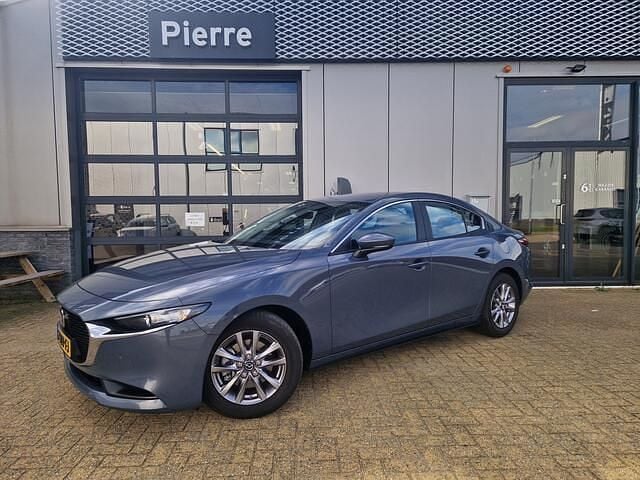 Polymetal gray (grijs metallic) Gebruikt 2023 Mazda 3 Comfort Sedan | € 24.845 (Eerlijke prijs) - Afbeelding 1/4