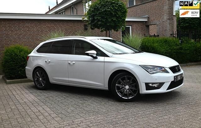 Wit Gebruikt 2016 Seat Leon ST CONNECT Stationwagen | € 12.900 (Eerlijke prijs) - Afbeelding 1/4