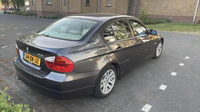 Grijs Gebruikt 2007 BMW 318 Executive Sedan | € 3.500 (Goede deal) - Afbeelding 1/4