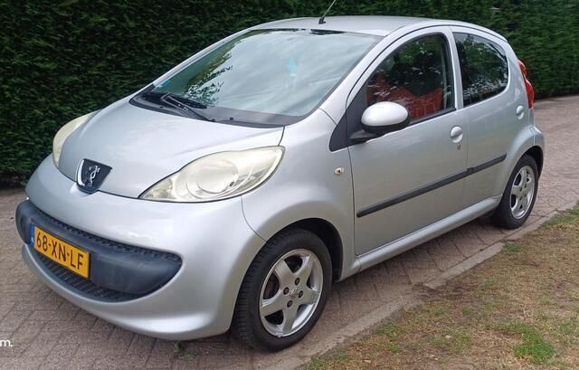 Grijs Gebruikt 2007 Peugeot 107 Urban Move Hatchback | € 1.550 (Eerlijke prijs) - Afbeelding 1/4