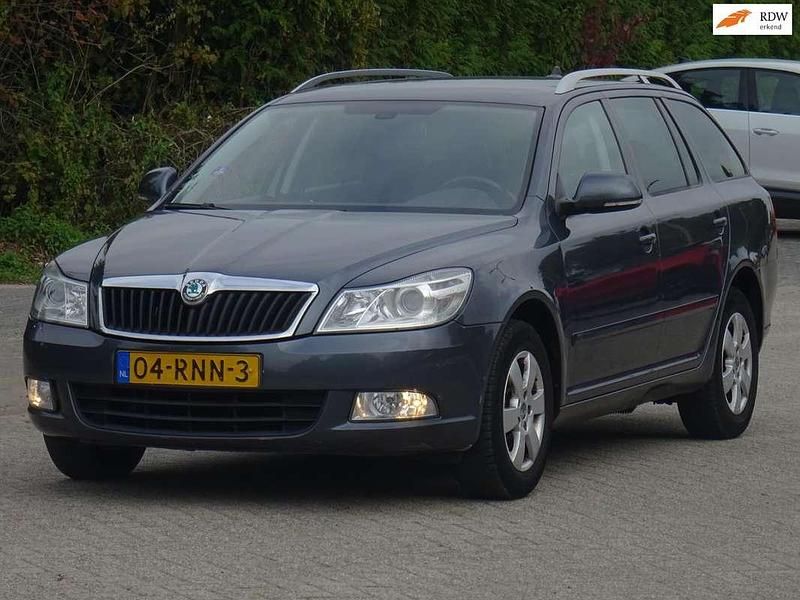Grijs Gebruikt 2011 Skoda Octavia Elegance Stationwagen | € 2.499 (Eerlijke prijs) - Afbeelding 1/4