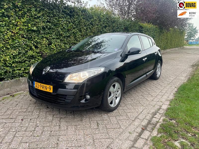 Zwart Gebruikt 2011 Renault Mégane III Dynamique Hatchback | € 2.950 (Eerlijke prijs) - Afbeelding 1/3