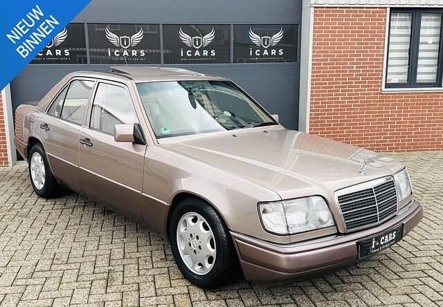 Beige Gebruikt 1994 Mercedes E200 Sedan | € 7.500 - Afbeelding 1/4