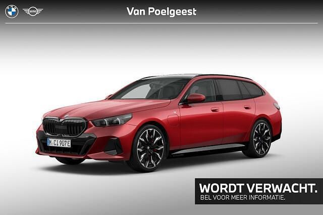 Occasion BMW 550e M Sport 489 PK (359 kW) 2025 Fire rot metallic (c68) (rood metallic) Stationwagen