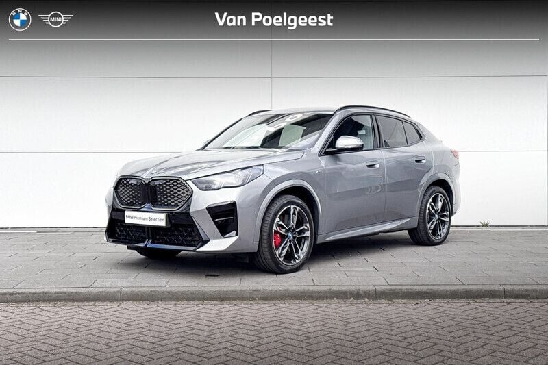 Skyscraper grey metallic (grijs metallic) Gebruikt 2024 BMW iX2 Executive SUV | € 47.900 (Eerlijke prijs) - Afbeelding 1/4