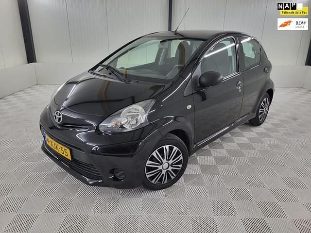 Zwart, metallic lak Gebruikt 2014 Toyota Aygo Hatchback | € 5.998 (Goede deal) - Afbeelding 1/4
