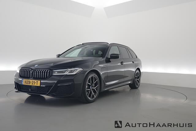 Zwart Gebruikt 2024 BMW 530e M Sport Stationwagen | € 54.900 (Duur) - Afbeelding 1/2