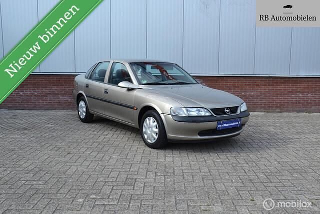 Grijs Gebruikt 1996 Opel Vectra Sedan | € 8.750 - Afbeelding 1/4