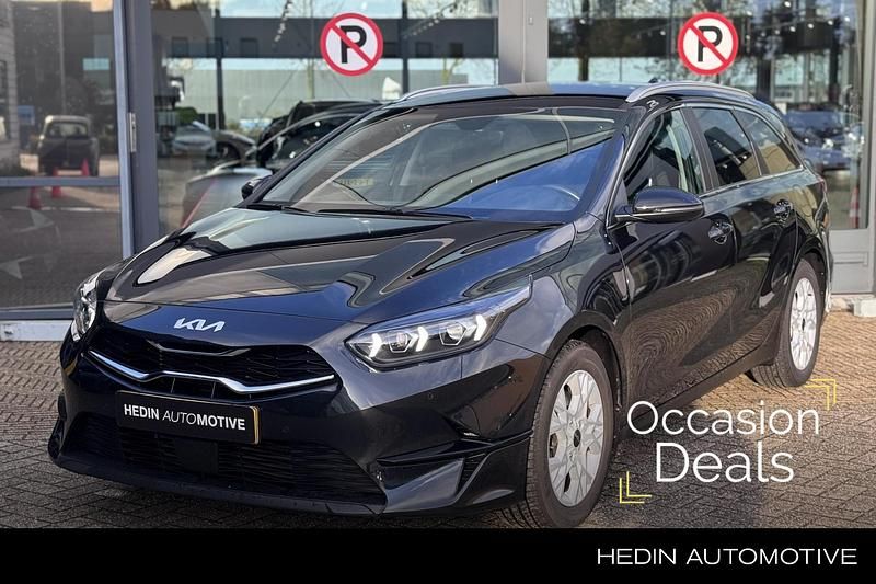 Zwart Occasion 2024 Kia Ceed Hatchback | € 23.745 (Eerlijke prijs) - Afbeelding 1/3