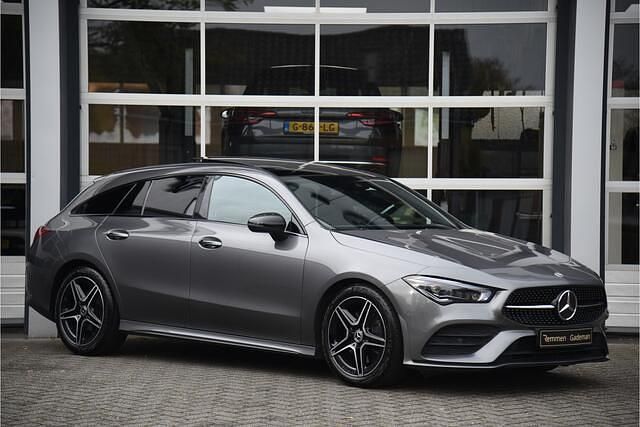 Grijs Gebruikt 2021 Mercedes CLA200 Shooting Brake AMG Stationwagen | € 29.875 (Eerlijke prijs) - Afbeelding 1/4