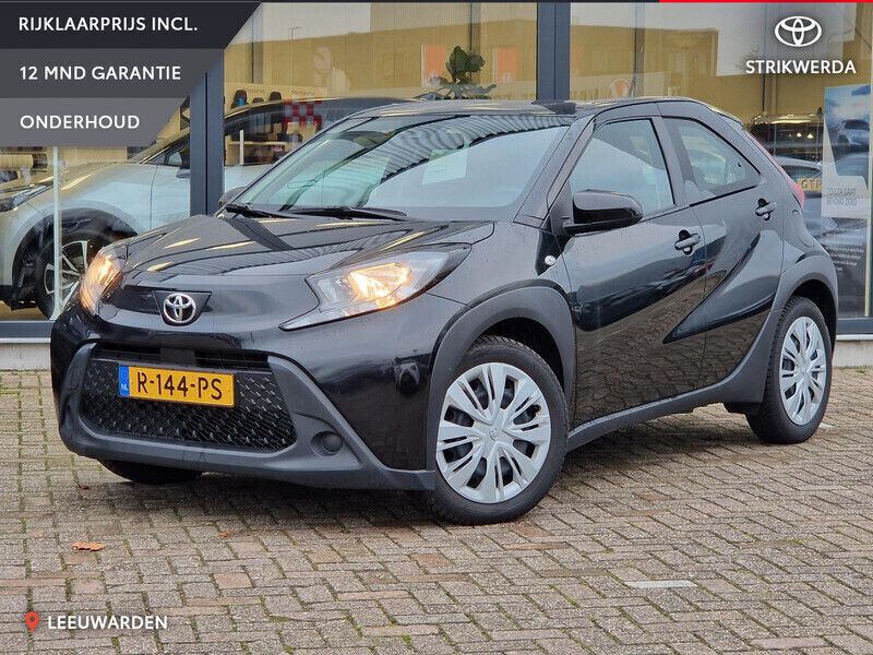Zwart Gebruikt 2022 Toyota Aygo Play Hatchback | € 14.950 (Eerlijke prijs) - Afbeelding 1/4