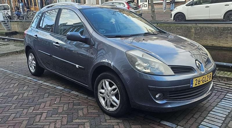 Grijs Gebruikt 2008 Renault Clio GrandTour Dynamique Stationwagen | € 2.200 (Eerlijke prijs) - Afbeelding 1/4