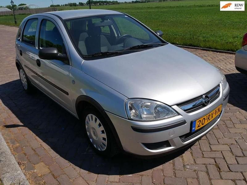 Grijs Occasion 2005 Opel Corsa Essentia Hatchback | € 1.499 (Eerlijke prijs) - Afbeelding 1/3