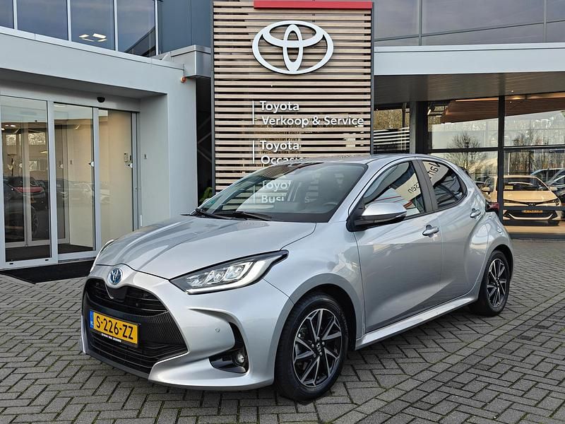Grijs Gebruikt 2023 Toyota Yaris Hybrid Business Edition Hatchback | € 21.340 (Eerlijke prijs) - Afbeelding 1/4