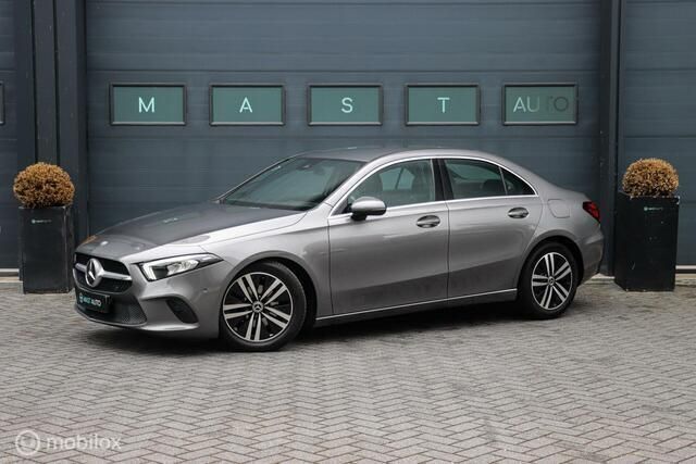 Grijs Gebruikt 2021 Mercedes A180 Premium Plus Sedan | € 23.740 (Super prijs) - Afbeelding 1/4