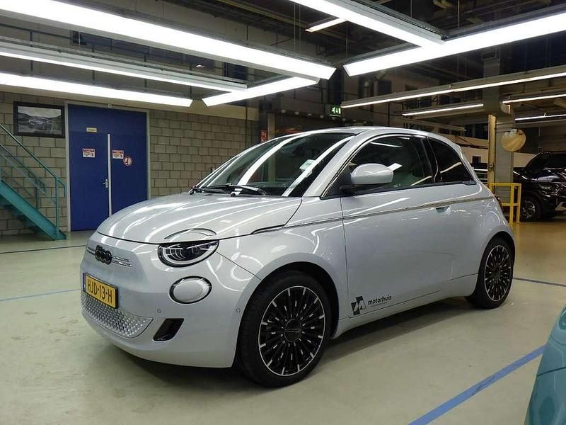 Wit Nieuw 2025 Fiat 500e La Prima Hatchback | € 27.900 (Eerlijke prijs) - Afbeelding 1/4
