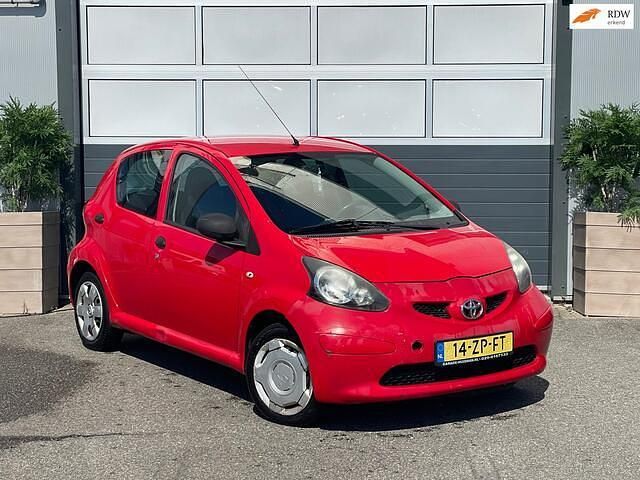 Rood Gebruikt 2008 Toyota Aygo Hatchback | € 1.495 (Goede deal) - Afbeelding 1/4