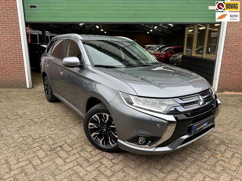Grijs Gebruikt 2015 Mitsubishi Outlander P-HEV SUV | € 15.995 (Eerlijke prijs) - Afbeelding 1/4