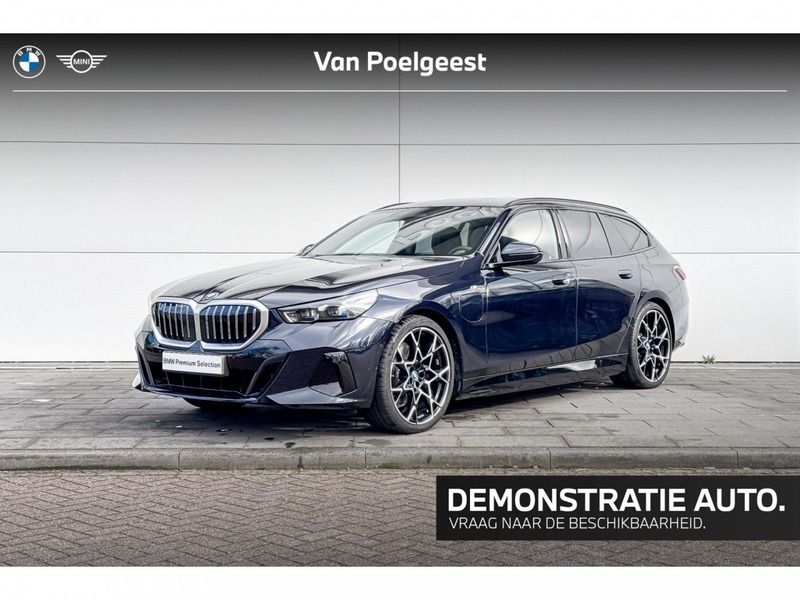 M carbonschwarz Gebruikt 2024 BMW 530e Shadowline Stationwagen | € 72.900 - Afbeelding 1/4
