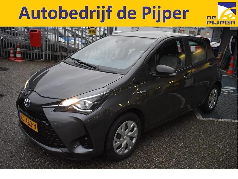 Grijs Gebruikt 2019 Toyota Yaris Active Hatchback | € 14.950 (Goede deal) - Afbeelding 1/3