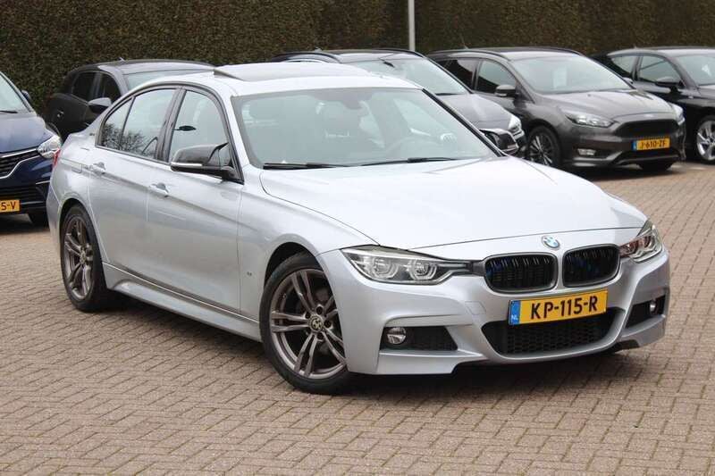 Grijs, metallic lak Gebruikt 2016 BMW 330 M Sport Sedan | € 18.999 (Goede deal) - Afbeelding 1/4