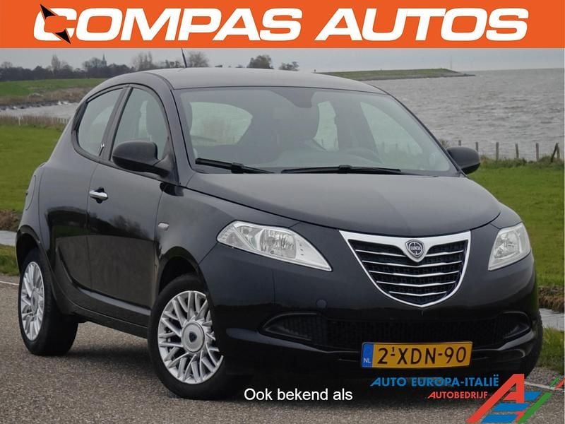 Zwart (metallic) Occasion 2014 Lancia Ypsilon Silver Hatchback | € 5.940 (Eerlijke prijs) - Afbeelding 1/4