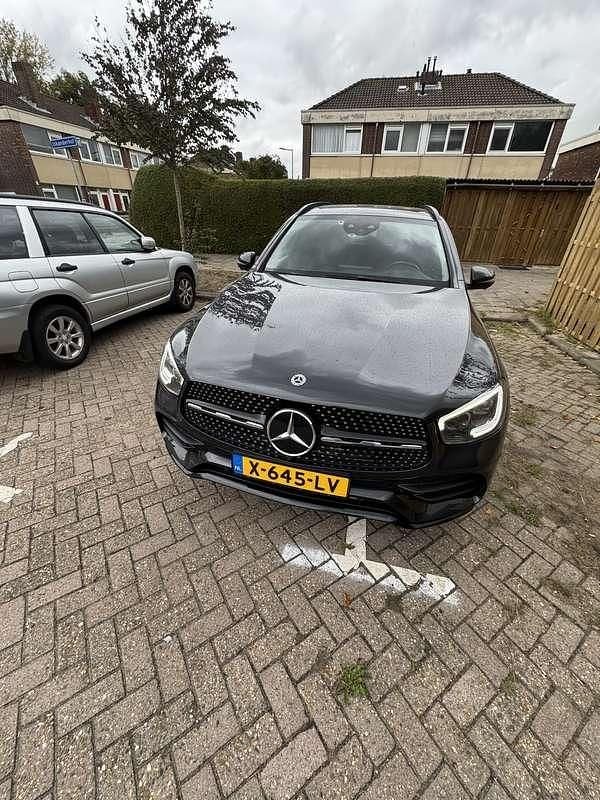 Zwart Gebruikt 2020 Mercedes GLC300 Stationwagen | € 34.000 (Duur) - Afbeelding 1/4