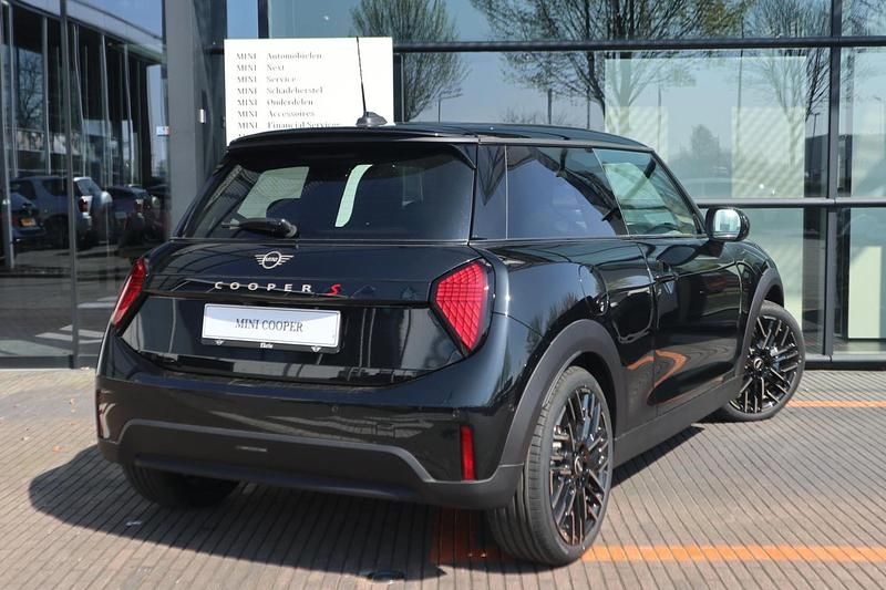 Occasion Mini Cooper S Favoured 204 PK (150 kW) 2025 Zwart Hatchback