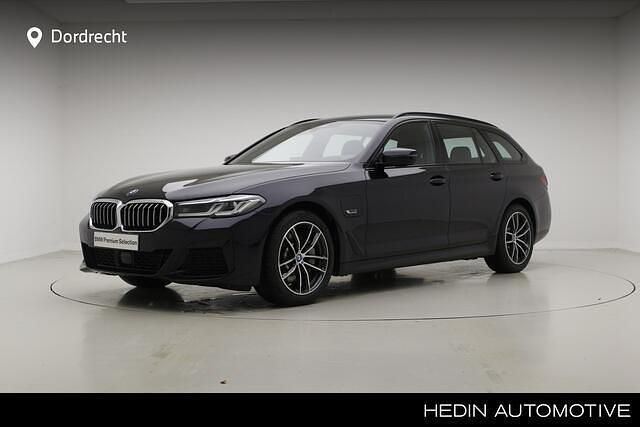 Zwart Gebruikt 2023 BMW 530e M Sport Stationwagen | € 49.895 (Eerlijke prijs) - Afbeelding 1/3