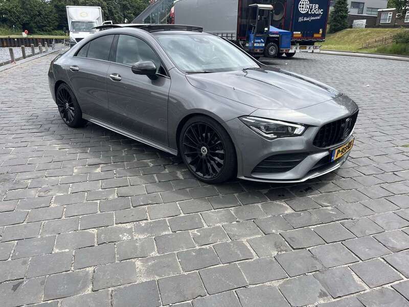 Grijs Gebruikt 2019 Mercedes CLA180 AMG Sedan | € 28.750 (Eerlijke prijs) - Afbeelding 1/4