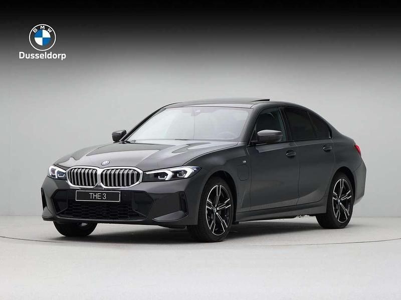 Grijs Nieuw 2025 BMW 330e M Sport Sedan | € 66.974 - Afbeelding 1/4