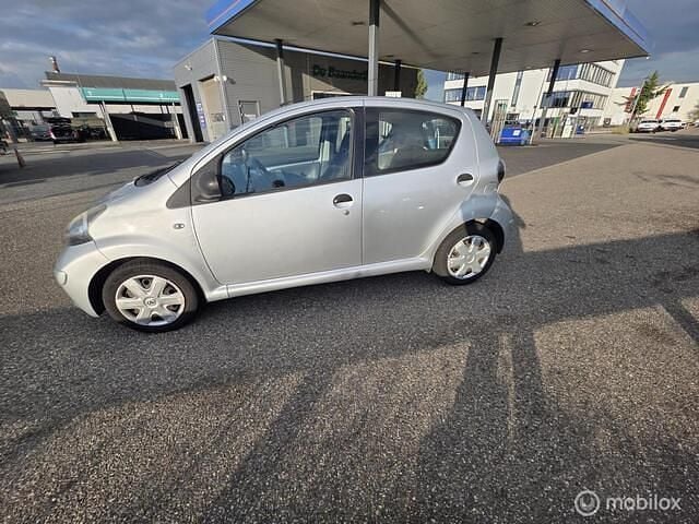Grijs Gebruikt 2011 Toyota Aygo Hatchback | € 3.000 (Goede deal) - Afbeelding 1/4