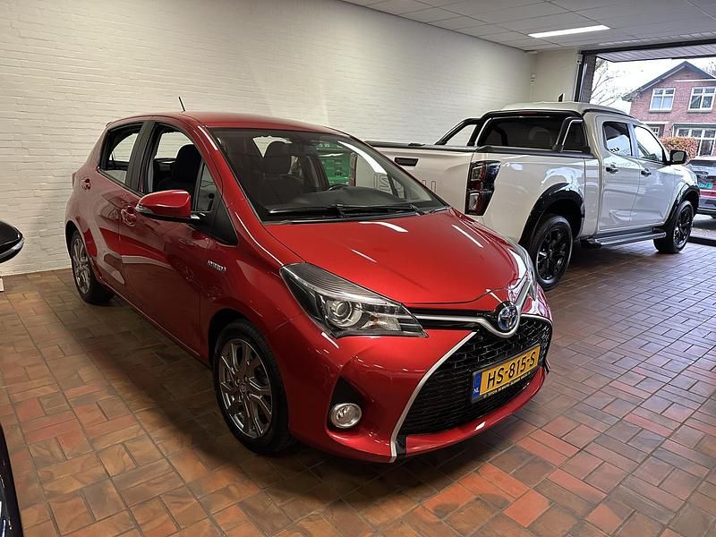 Rood Gebruikt 2015 Toyota Yaris Hybrid Hatchback | € 13.999 (Iets duurder) - Afbeelding 1/3