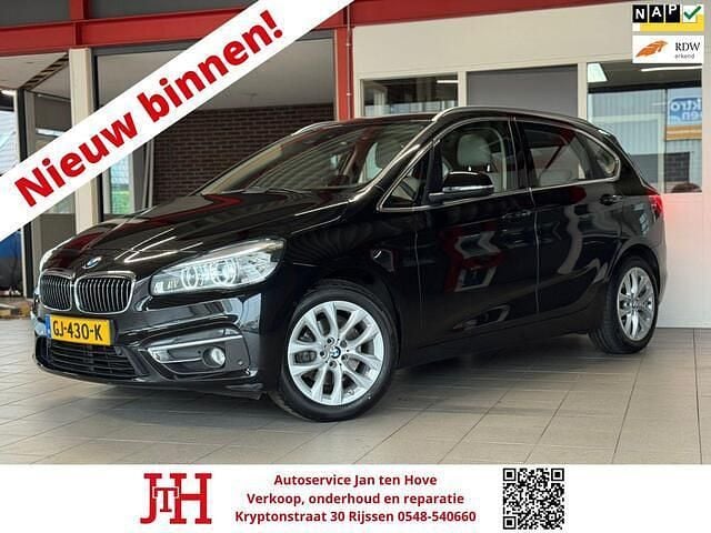 Zwart (metallic) Gebruikt 2015 BMW 220 Luxury Line Stationwagen | € 11.950 (Eerlijke prijs) - Afbeelding 1/4