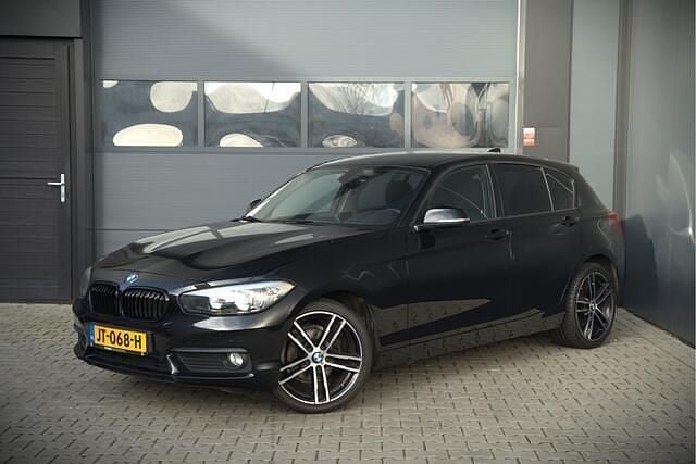 Zwart Gebruikt 2015 BMW 116 Sport Line Hatchback | € 8.440 (Super prijs) - Afbeelding 1/4