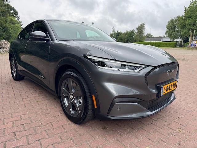 Grijs Gebruikt 2021 Ford Mustang Mach-E SUV | € 23.600 (Eerlijke prijs) - Afbeelding 1/4