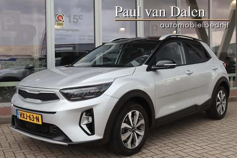 Grijs Gebruikt 2022 Kia Stonic SUV | € 16.795 (Goede deal) - Afbeelding 1/4