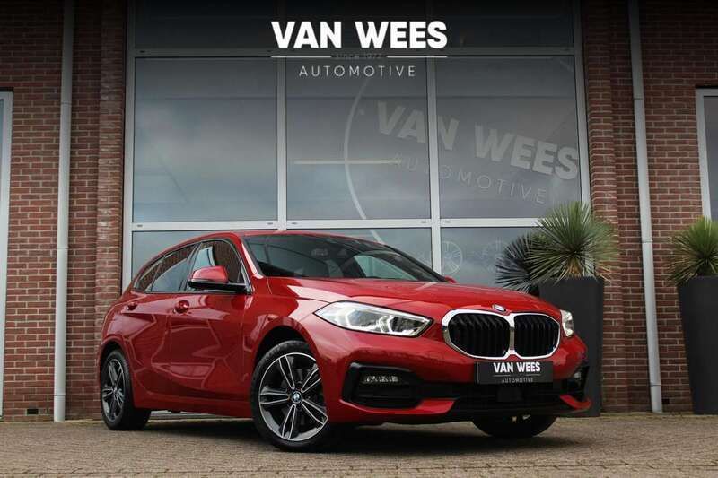 Rood, metallic lak Gebruikt 2020 BMW 118 Executive Hatchback | € 20.950 (Eerlijke prijs) - Afbeelding 1/3