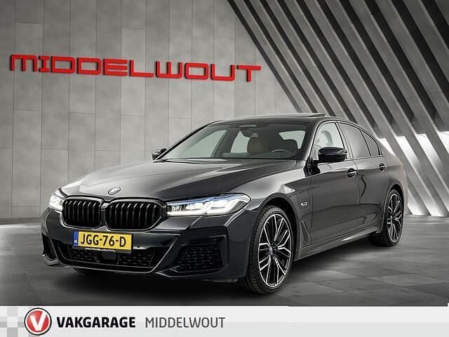 Zwart Gebruikt 2022 BMW 545e M Sport Sedan | € 49.950 (Goede deal) - Afbeelding 1/4