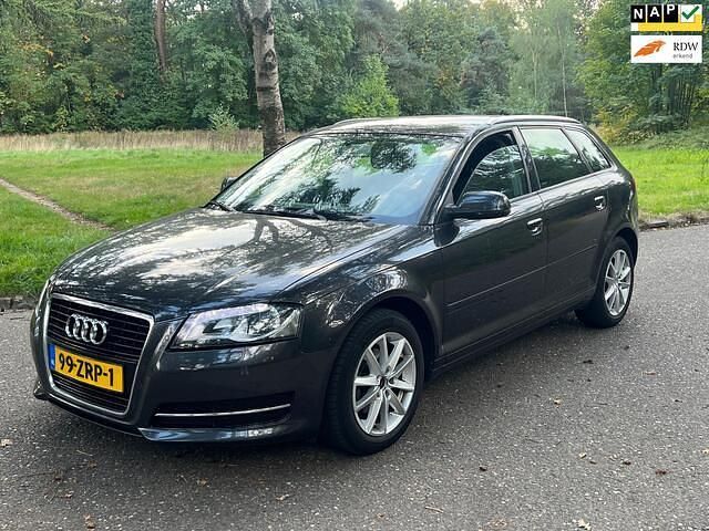 Grijs Gebruikt 2013 Audi A3 Sportback Attraction Hatchback | € 5.750 (Iets duurder) - Afbeelding 1/4