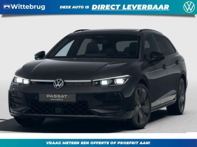 Zwart, metallic lak Nieuw 2024 VW Passat Business Stationwagen | € 64.995 (Iets duurder) - Afbeelding 1/4